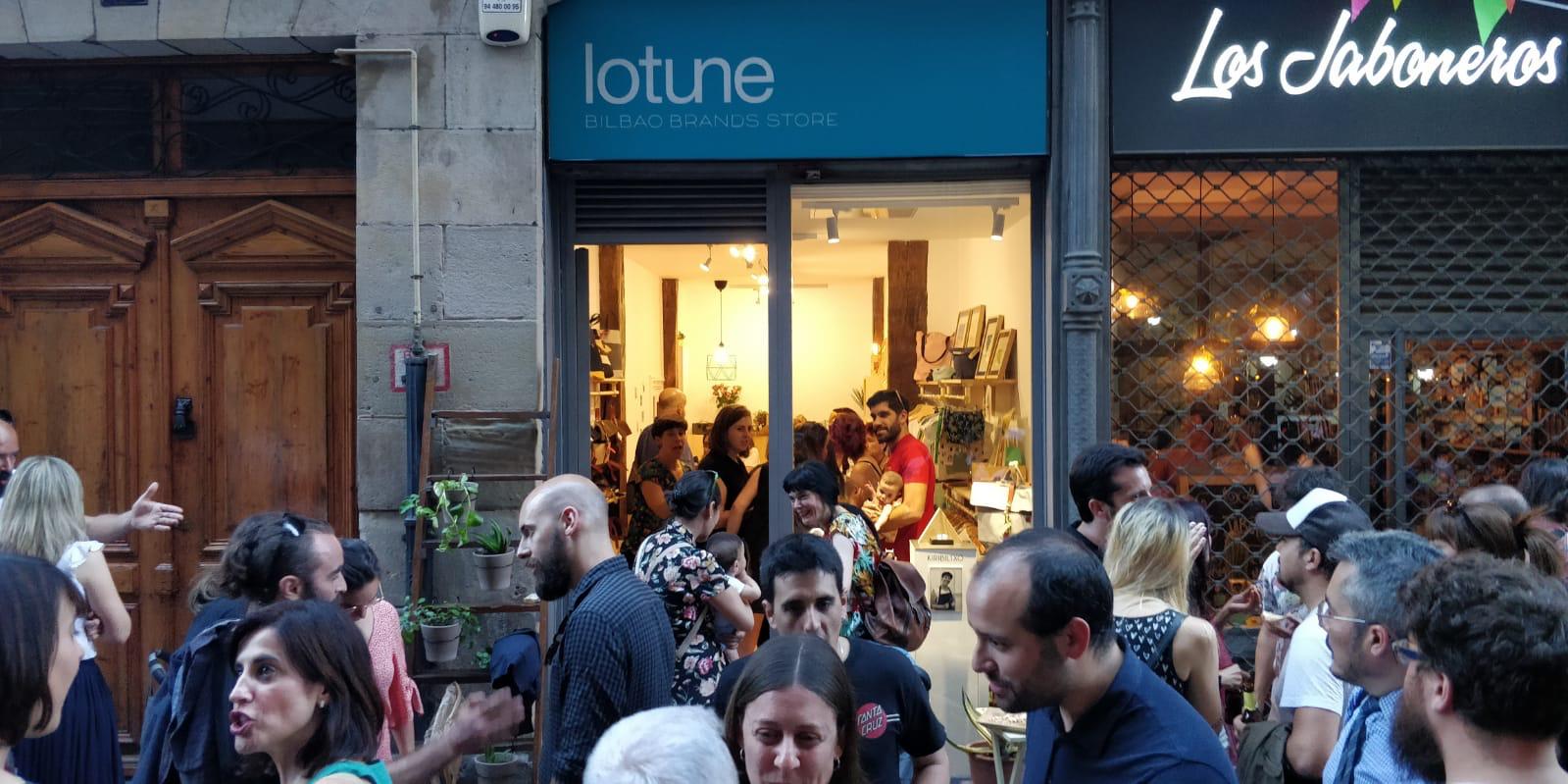 Estas emprendedoras salen de sus talleres para establecerse en un comercio de la calle Carnicería Vieja, donde venden y dan visibilidad a sus artículos hechos a mano