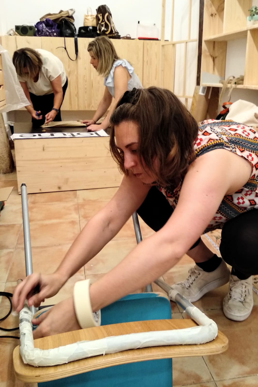 Estas emprendedoras salen de sus talleres para establecerse en un comercio de la calle Carnicería Vieja, donde venden y dan visibilidad a sus artículos hechos a mano