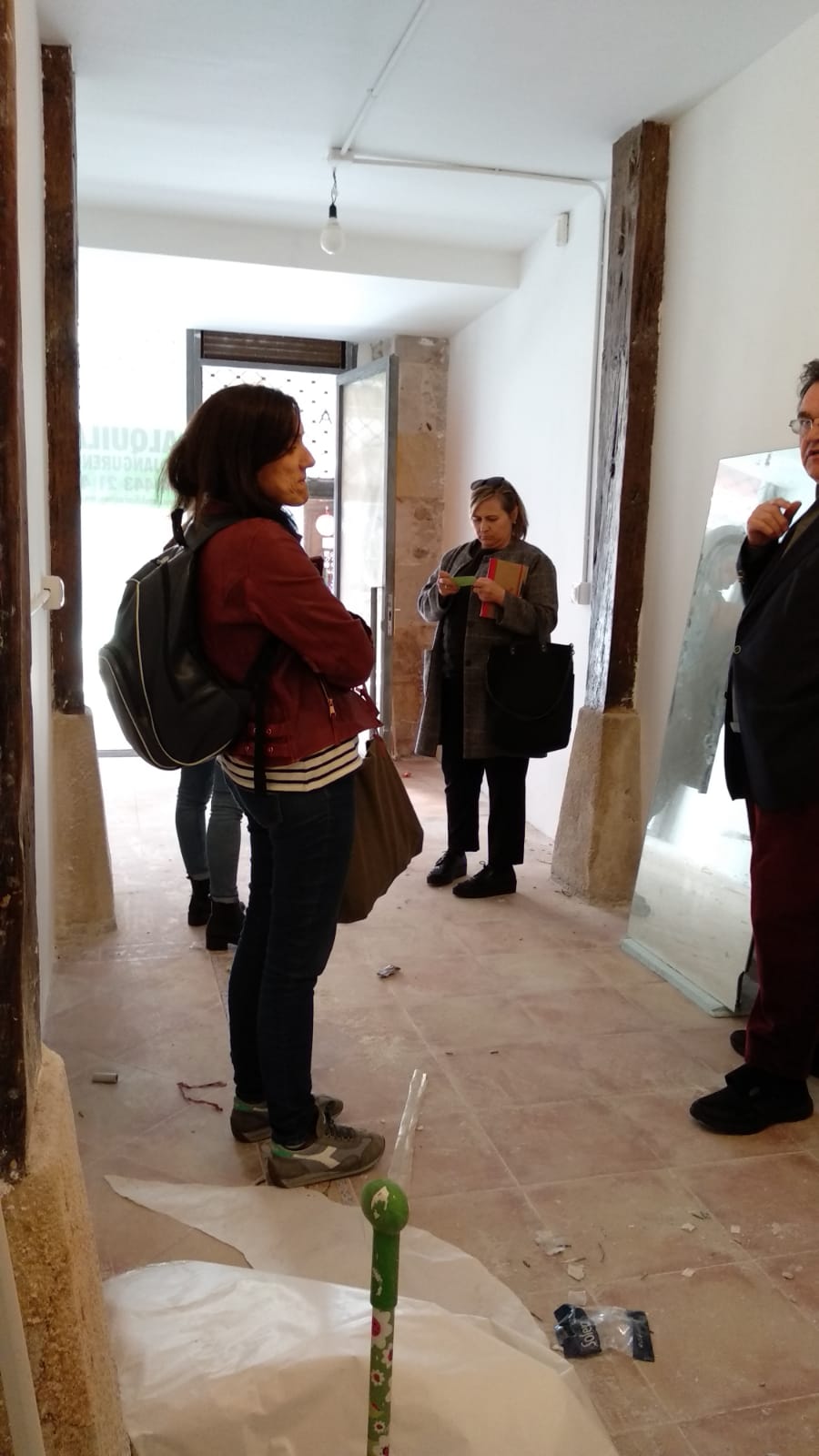 Estas emprendedoras salen de sus talleres para establecerse en un comercio de la calle Carnicería Vieja, donde venden y dan visibilidad a sus artículos hechos a mano