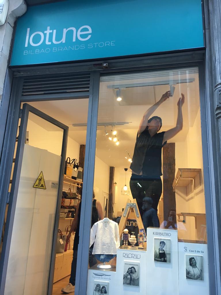 Estas emprendedoras salen de sus talleres para establecerse en un comercio de la calle Carnicería Vieja, donde venden y dan visibilidad a sus artículos hechos a mano