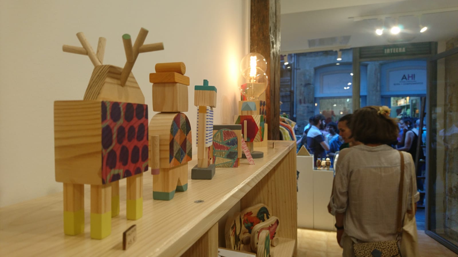 Estas emprendedoras salen de sus talleres para establecerse en un comercio de la calle Carnicería Vieja, donde venden y dan visibilidad a sus artículos hechos a mano