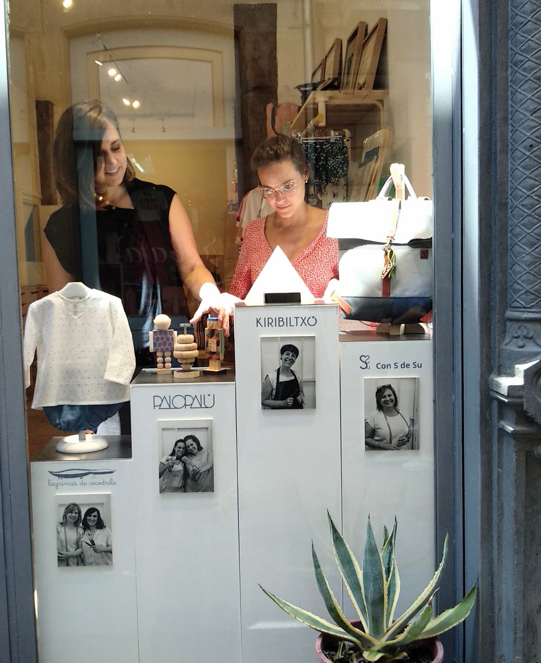 Estas emprendedoras salen de sus talleres para establecerse en un comercio de la calle Carnicería Vieja, donde venden y dan visibilidad a sus artículos hechos a mano