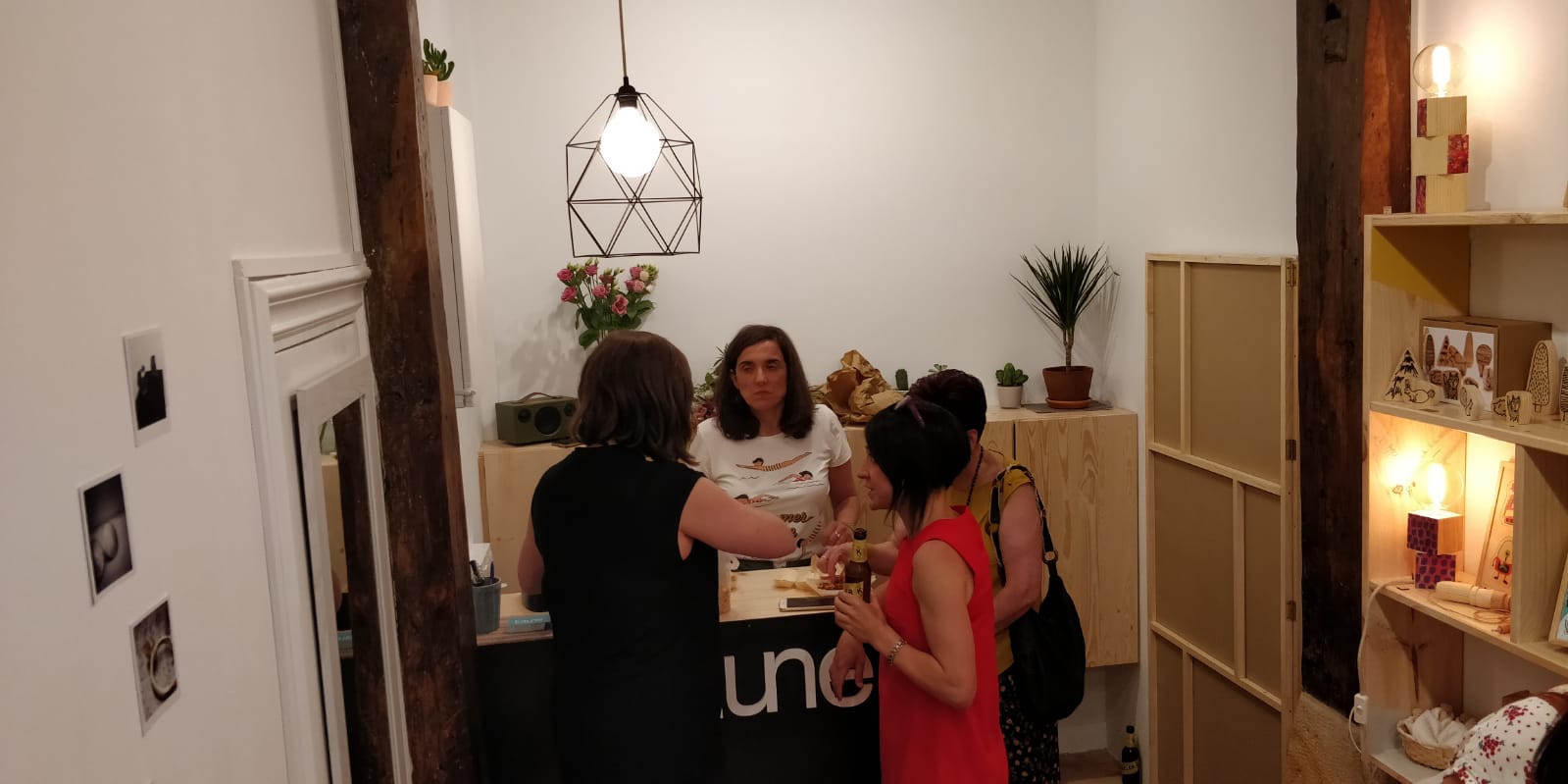 Estas emprendedoras salen de sus talleres para establecerse en un comercio de la calle Carnicería Vieja, donde venden y dan visibilidad a sus artículos hechos a mano