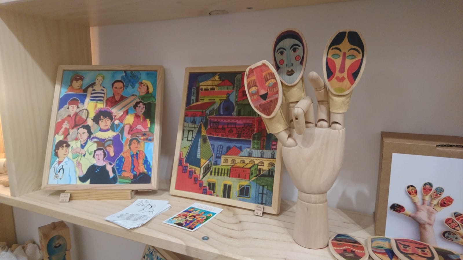 Estas emprendedoras salen de sus talleres para establecerse en un comercio de la calle Carnicería Vieja, donde venden y dan visibilidad a sus artículos hechos a mano