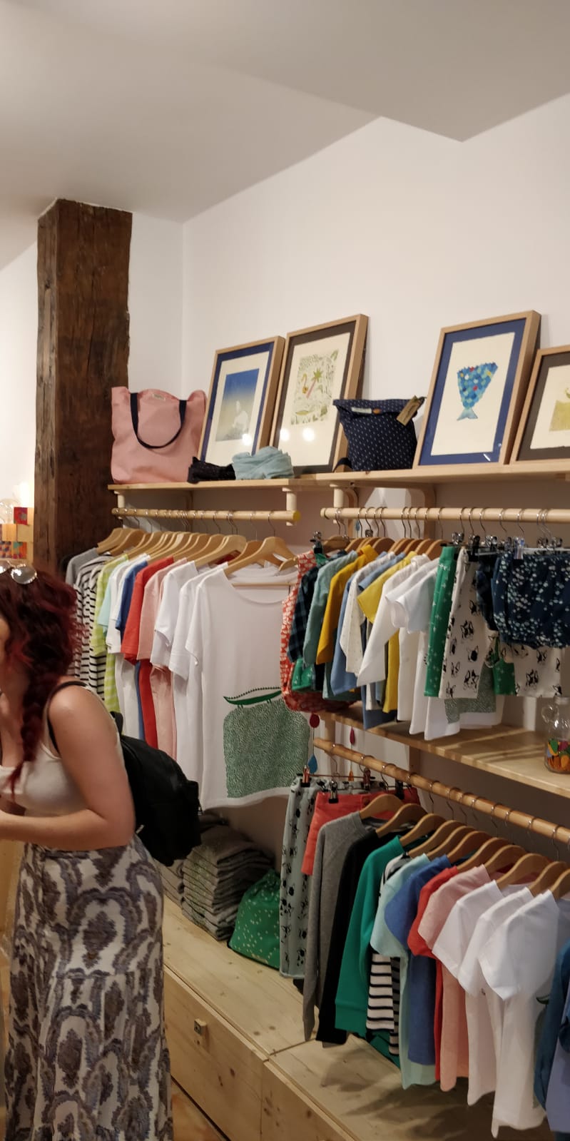Estas emprendedoras salen de sus talleres para establecerse en un comercio de la calle Carnicería Vieja, donde venden y dan visibilidad a sus artículos hechos a mano