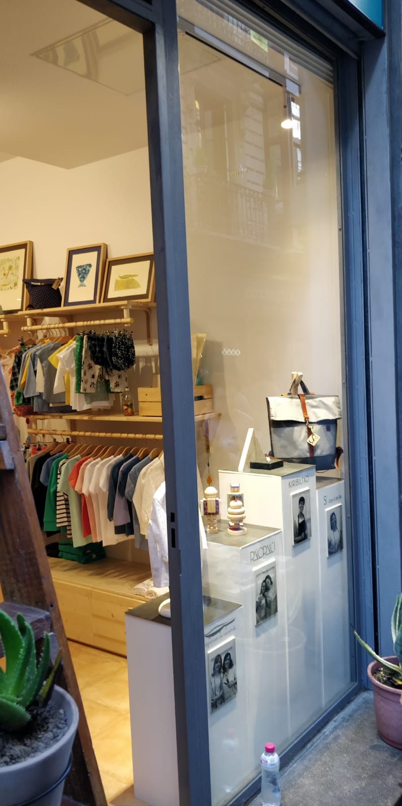 Estas emprendedoras salen de sus talleres para establecerse en un comercio de la calle Carnicería Vieja, donde venden y dan visibilidad a sus artículos hechos a mano