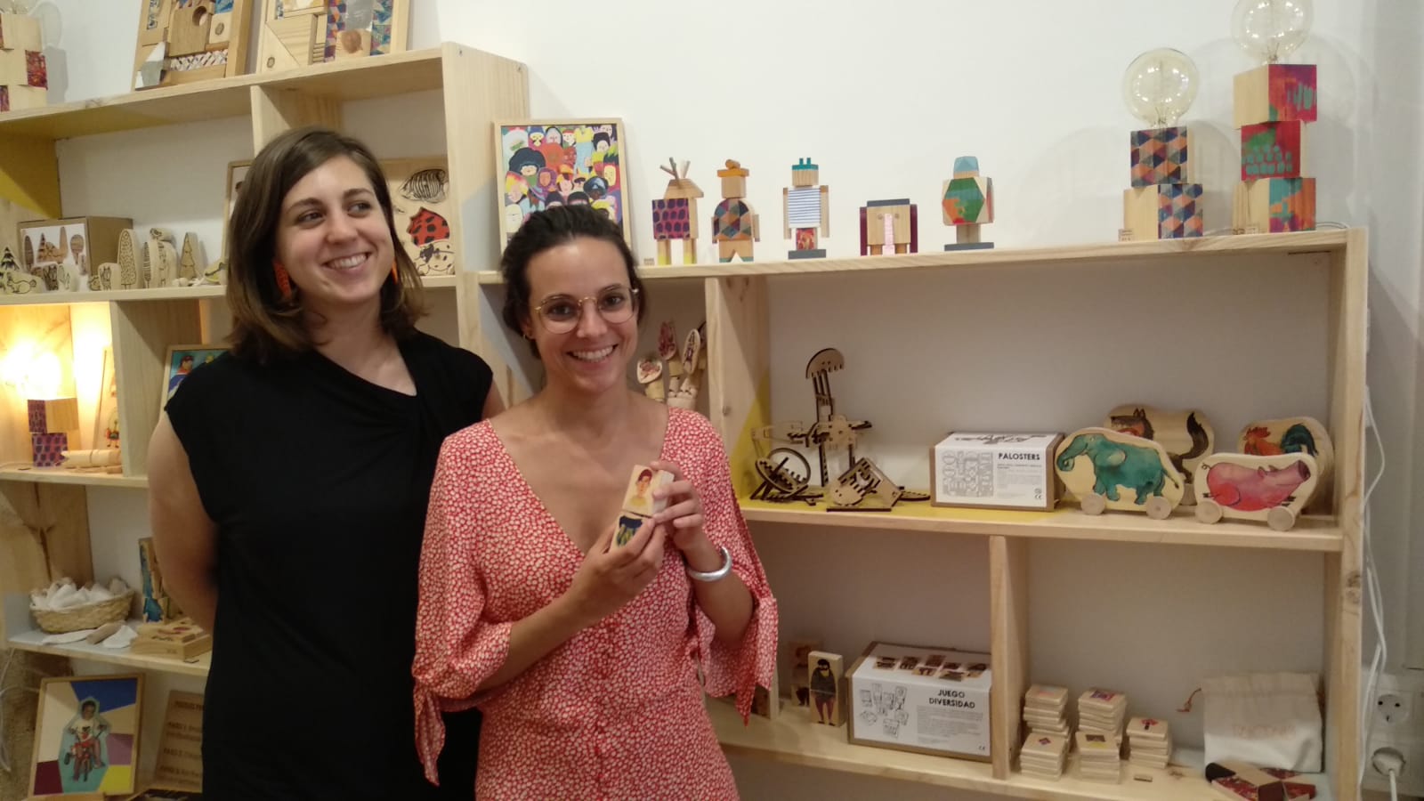 Estas emprendedoras salen de sus talleres para establecerse en un comercio de la calle Carnicería Vieja, donde venden y dan visibilidad a sus artículos hechos a mano