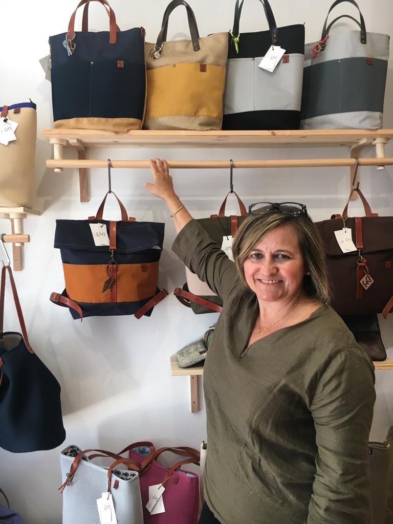 Estas emprendedoras salen de sus talleres para establecerse en un comercio de la calle Carnicería Vieja, donde venden y dan visibilidad a sus artículos hechos a mano