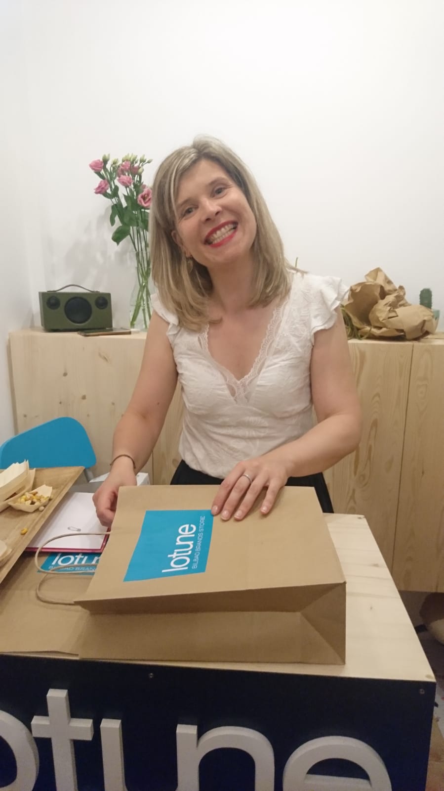 Estas emprendedoras salen de sus talleres para establecerse en un comercio de la calle Carnicería Vieja, donde venden y dan visibilidad a sus artículos hechos a mano