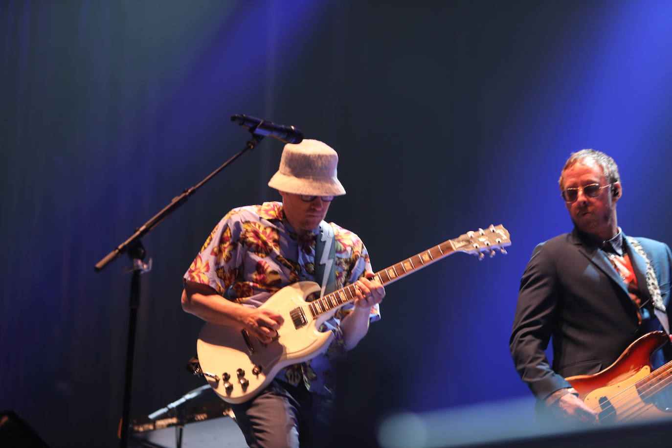 El cuarteto californiano planteó un concierto raro, con varios clásicos concentrados al principio y su habitual selección excéntrica de versiones