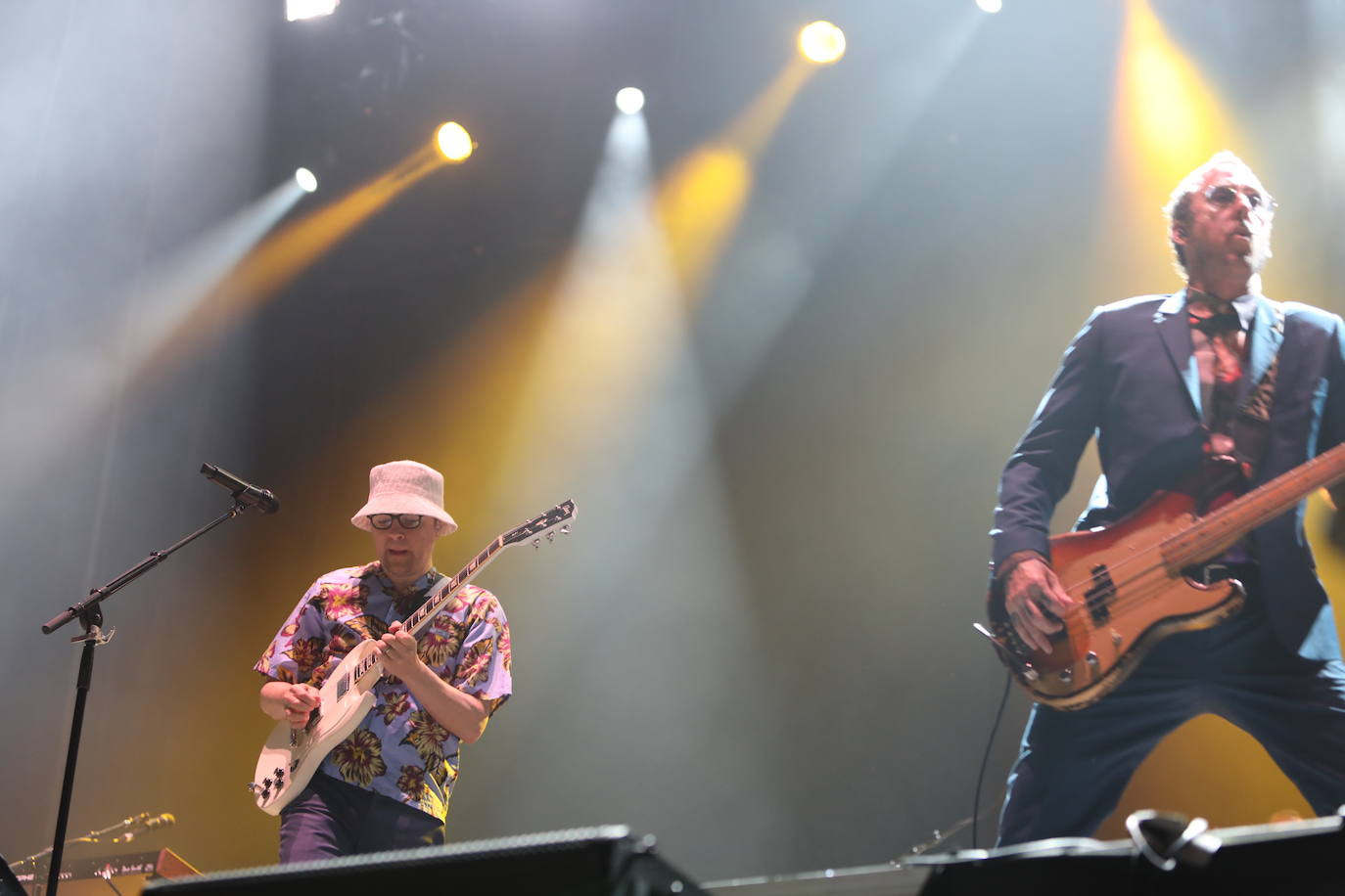 El cuarteto californiano planteó un concierto raro, con varios clásicos concentrados al principio y su habitual selección excéntrica de versiones