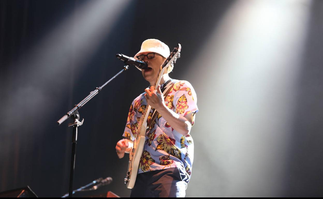 Rivers Cuomo, vocalista principal y guitarra líder de grupo, en un momento del concierto.