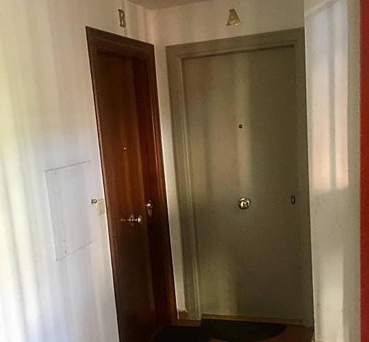 La agresión presuntamente ocurrió tras la puerta gris.