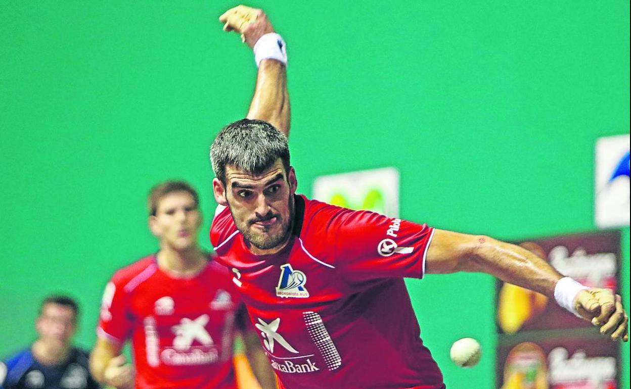 Ezkurdia se coloca para golpear la pelota con la derecha en el frontón Labrit de Pamplona.