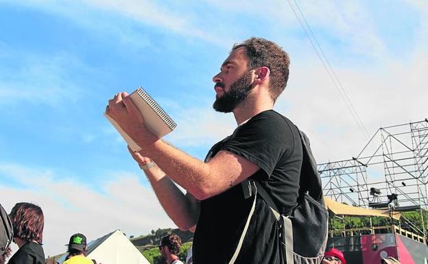 A Markel Urrutia le bastan dos canciones para retratar a una banda. 