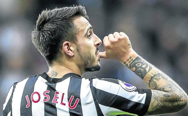 Joselu celebra un gol con el Newcastle. 