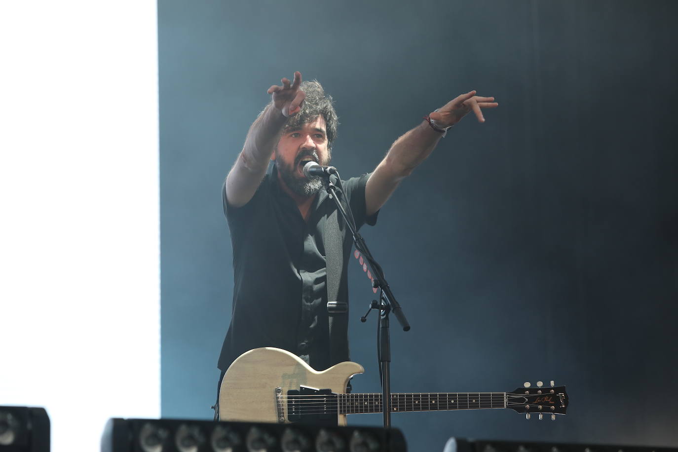 El trío navarro se despide de Bilbao ante 20.000 fans entregados en el concierto más multitudinario jamás ofrecido por una banda euskaldun