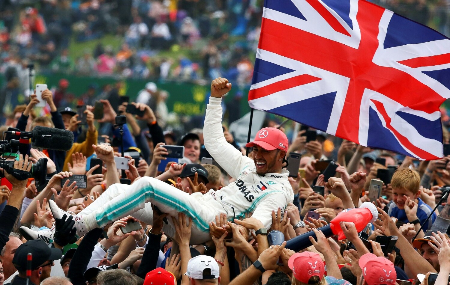 El piloto británico de Fórmula Uno Lewis Hamilton, de Mercedes AMG GP, celebra su victoria en el Gran Premio de Gran Bretaña, décima prueba del Mundial de Fórmula Uno que se disputó en el circuito de Silverstone , en Northamptonshire, Gran Bretaña. 
