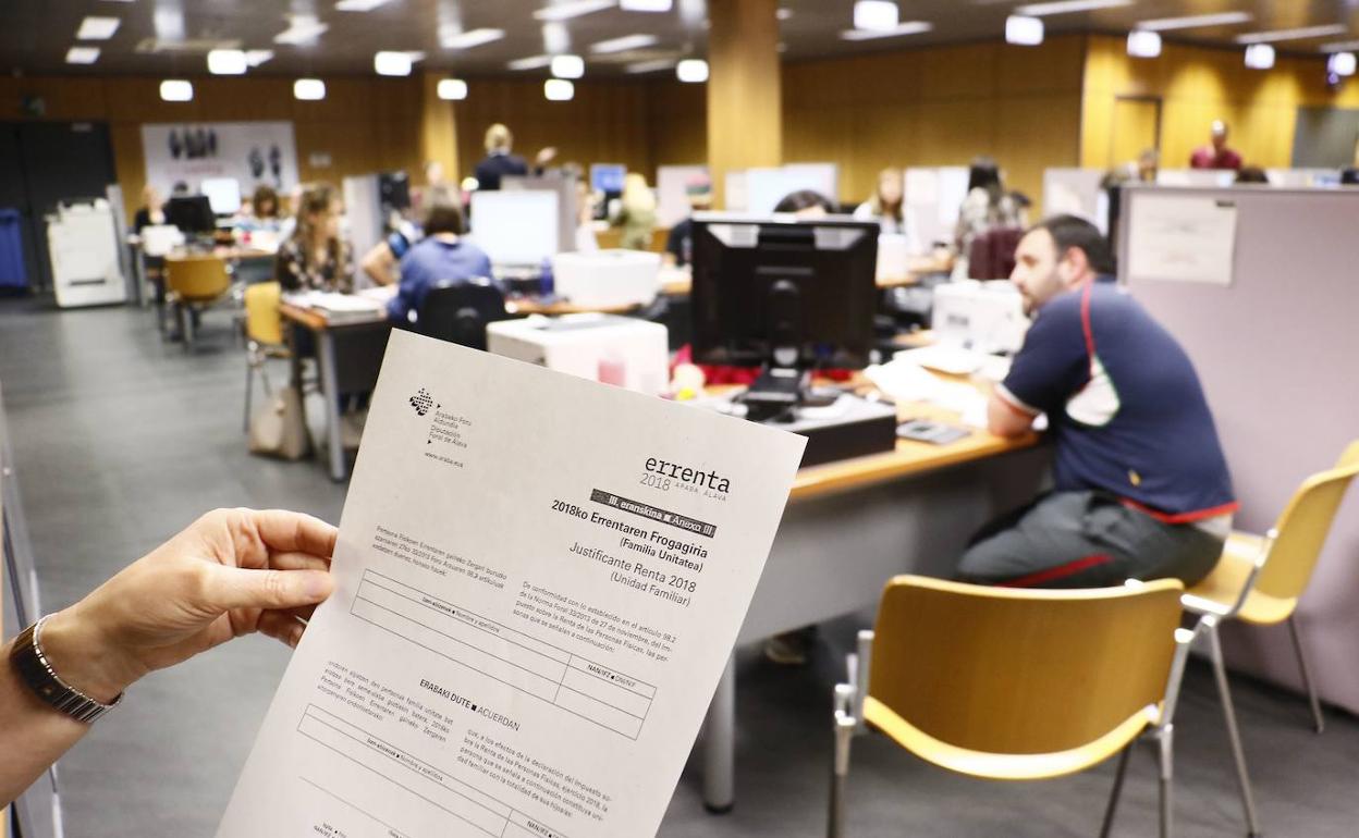 Ciudadanos presentando la declaración de la renta en las oficinas de Vitoria.