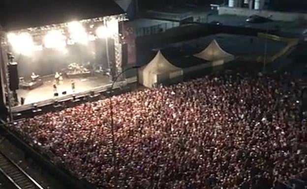 Camela desata la locura en Santurtzi ante más de 15.000 personas