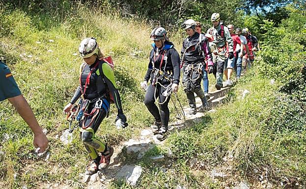 Las tres espeleólogas a las que se buscaba desde este domingo tras su salida de la cueva cántabra Cueto-Coventosa, acompañadas de los miembros del GREIM y agentes de la Guardia Civil en la localidad de Arredondo.