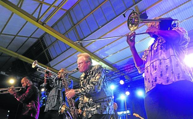 Hasta Mendizorroza llegará la Iruña Brass Band en kalejira.