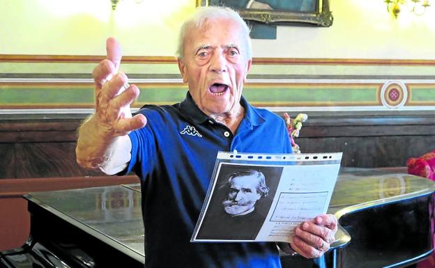 El decano de Casa Verdi. El tenor Beniamino Trevisi, de 93 años, se arranca con un aria en uno de los salones de la residencia.