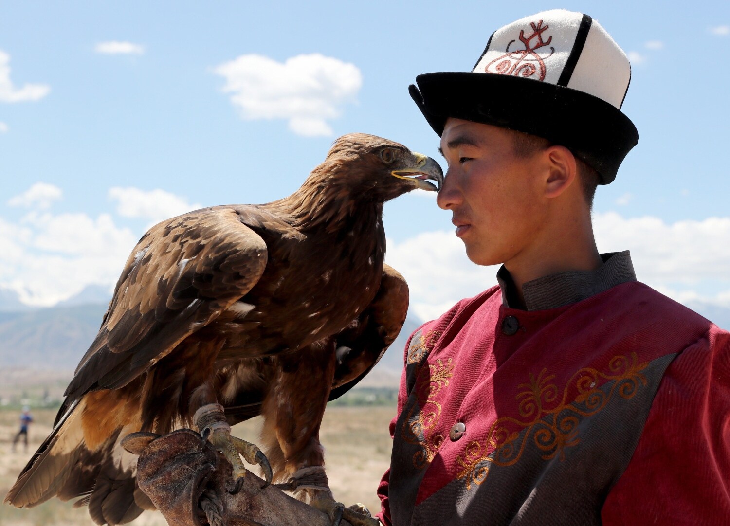 Un kirguiso berkutchi (cazador de águilas) en un etnofestival tradicional en el pueblo de Ton, cerca del lago Issyk-Kul, Kirguistán