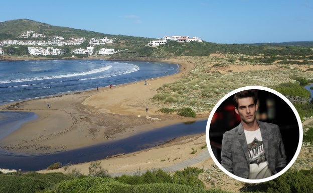 CALA TIRANT. Una larga lista de famosos elige cada año Menorca como destino de vacaciones. La belleza de sus calas y su tranquilidad han 'enamorado' a cantantes, futbolistas y actores. Jon Kortajarena -en la imagen-, uno de nuestros modelos más internacionales, acude a cala Tirant en verano a relajarse.