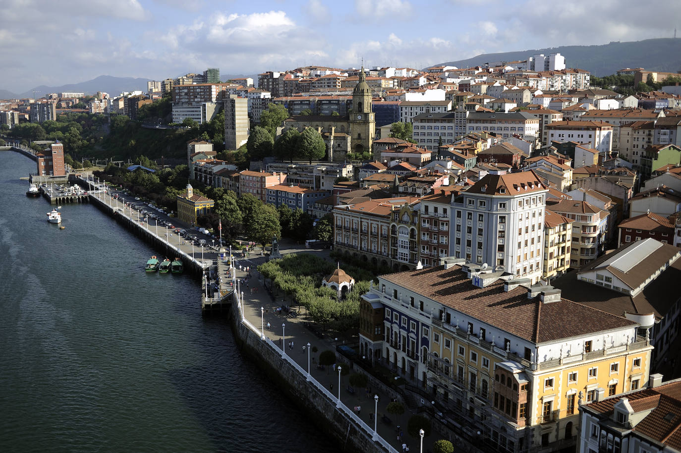 El paseo de la ribera de Portugalete hasta Sestao, con el Museo Rialia a la izquierda.