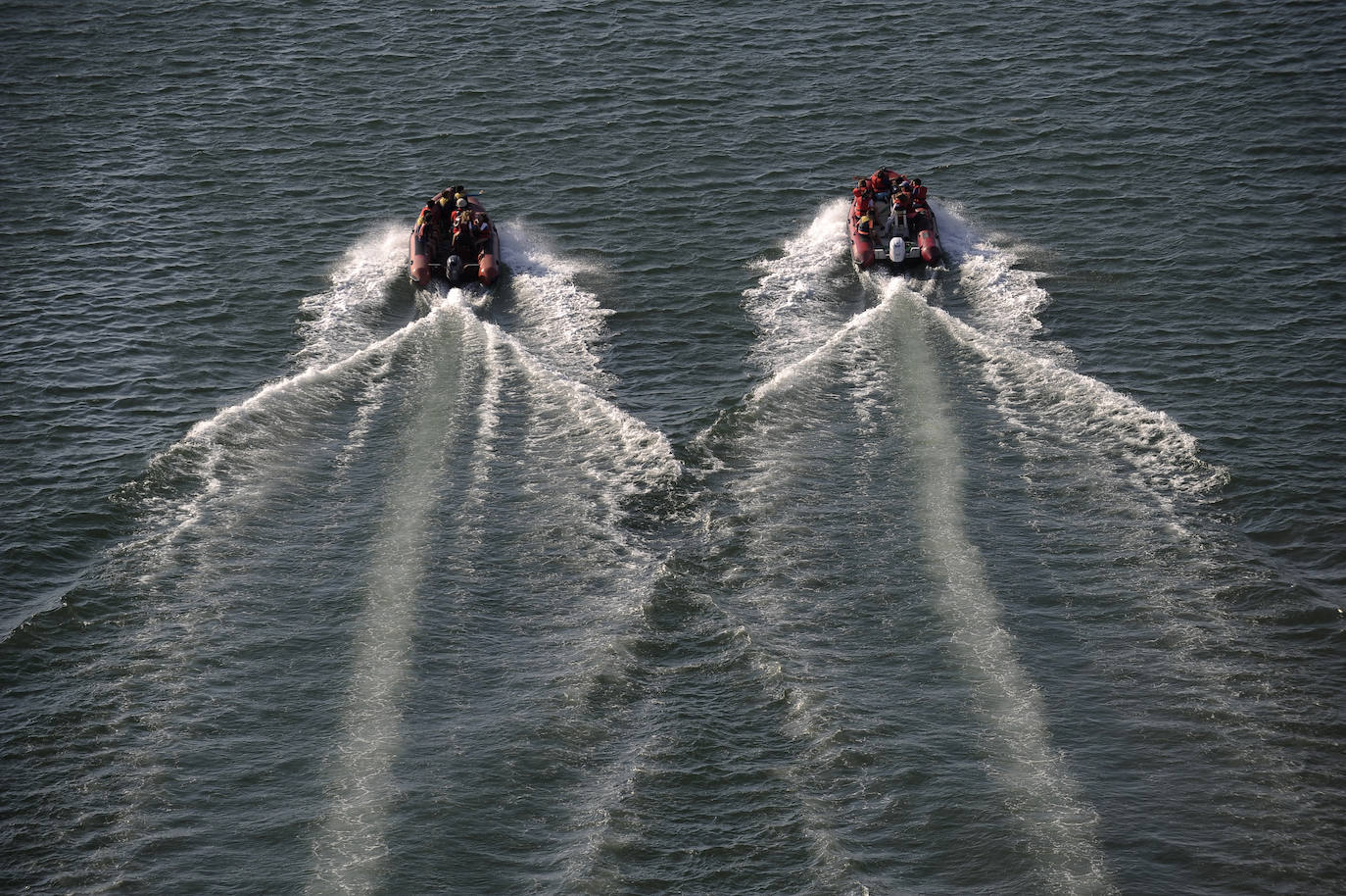 Dos lanchas dejan su estela en las aguas.