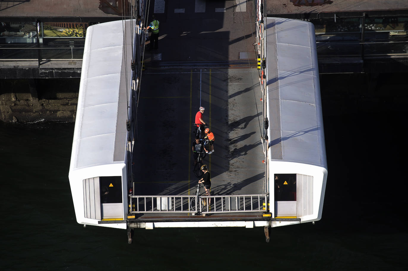 El transbordador con cuatro ciclistas.