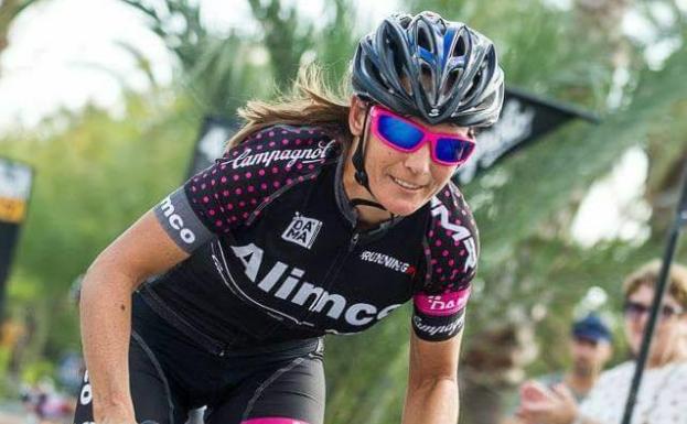 La vitoriana Nerea Gambra se levanta de la bicicleta durante una carrera. 