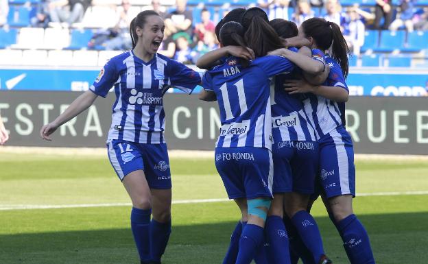 Varias jugadoras albiazules celebrando uno de los goles de Ane Miren en Mendizorroza. 