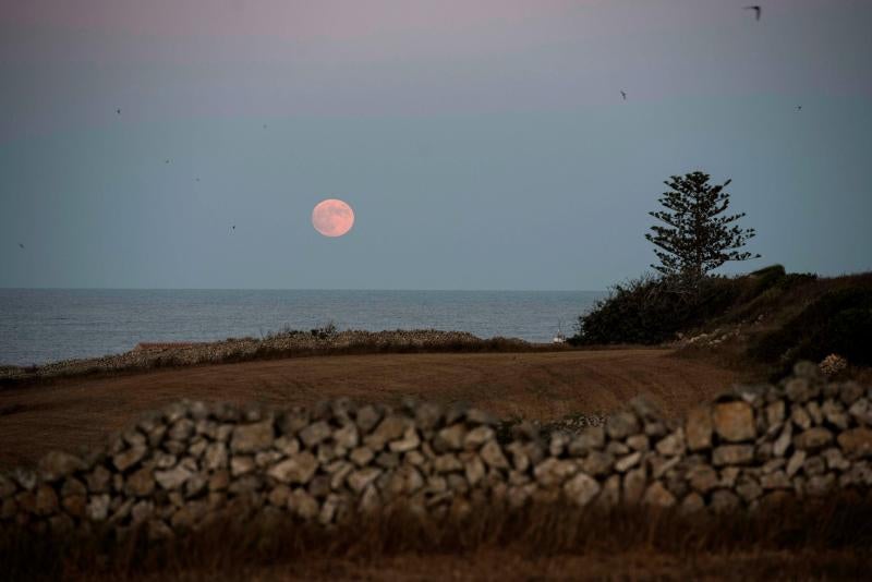 Anoche fue complicado contemplar en Euskadi el eclipse lunar parcial a consecuencia de la nubosidad.