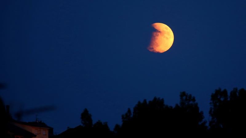 Anoche fue complicado contemplar en Euskadi el eclipse lunar parcial a consecuencia de la nubosidad.