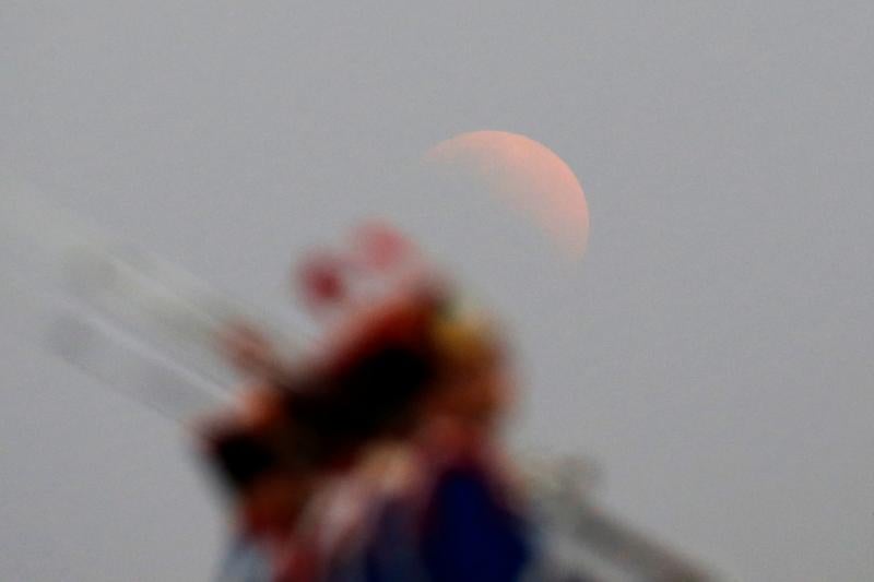 Anoche fue complicado contemplar en Euskadi el eclipse lunar parcial a consecuencia de la nubosidad.