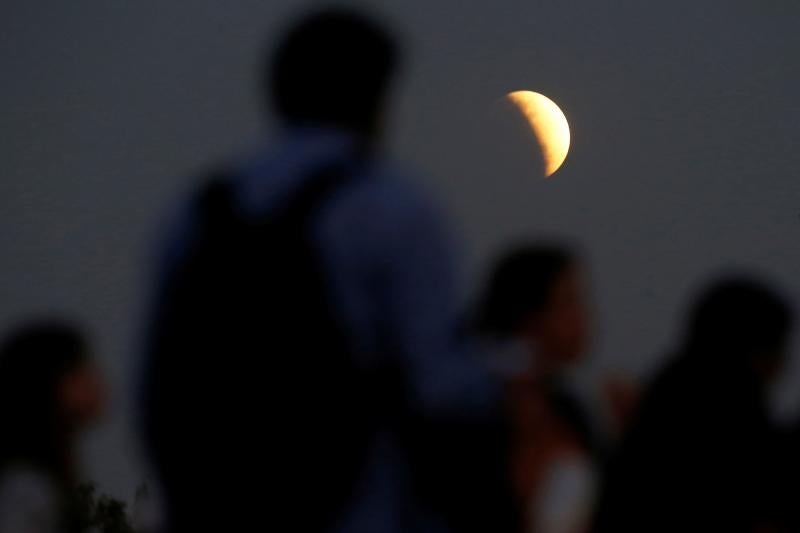 Anoche fue complicado contemplar en Euskadi el eclipse lunar parcial a consecuencia de la nubosidad.