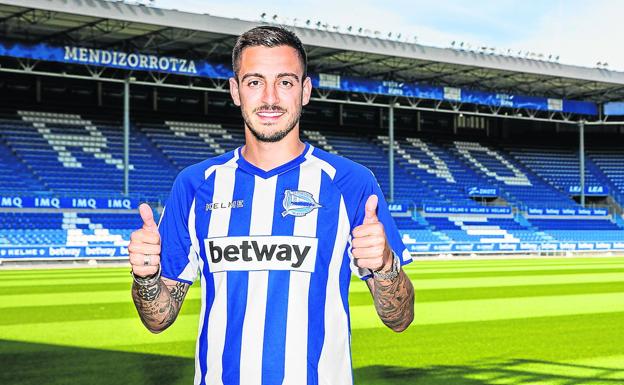 Joselu posa con su nueva camiseta, portará el dorsal 9, en el estadio de Mendizorroza.