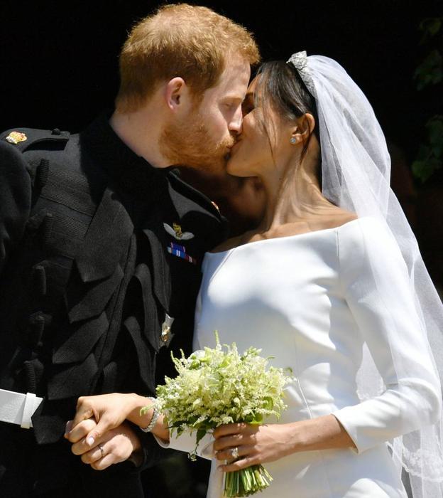 El Príncipe Harry y Meghan Markle se besan el día de su boda.