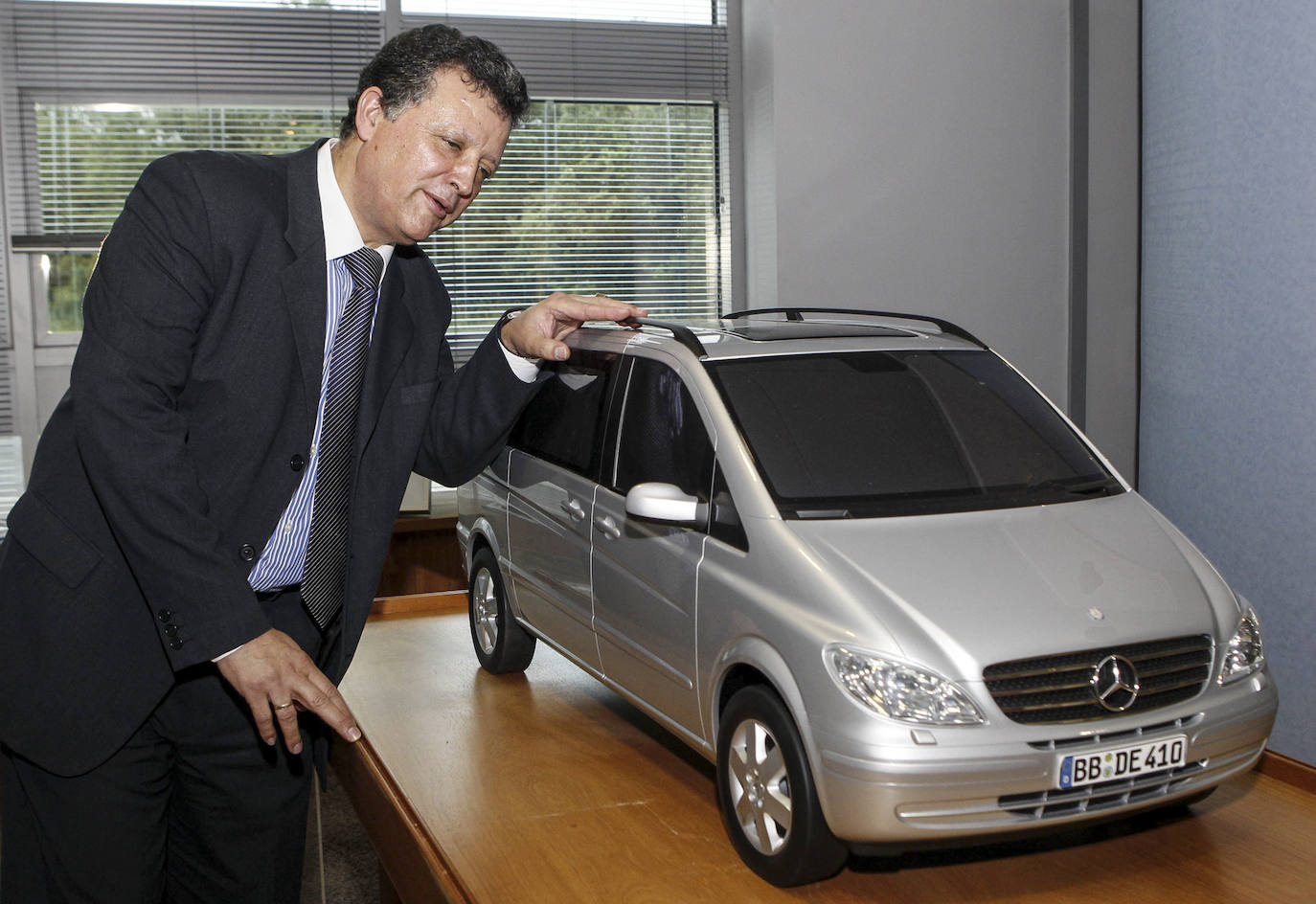 Emilio Titos posa junto a una maqueta de la furgoneta Vito, en mayo de 2011.