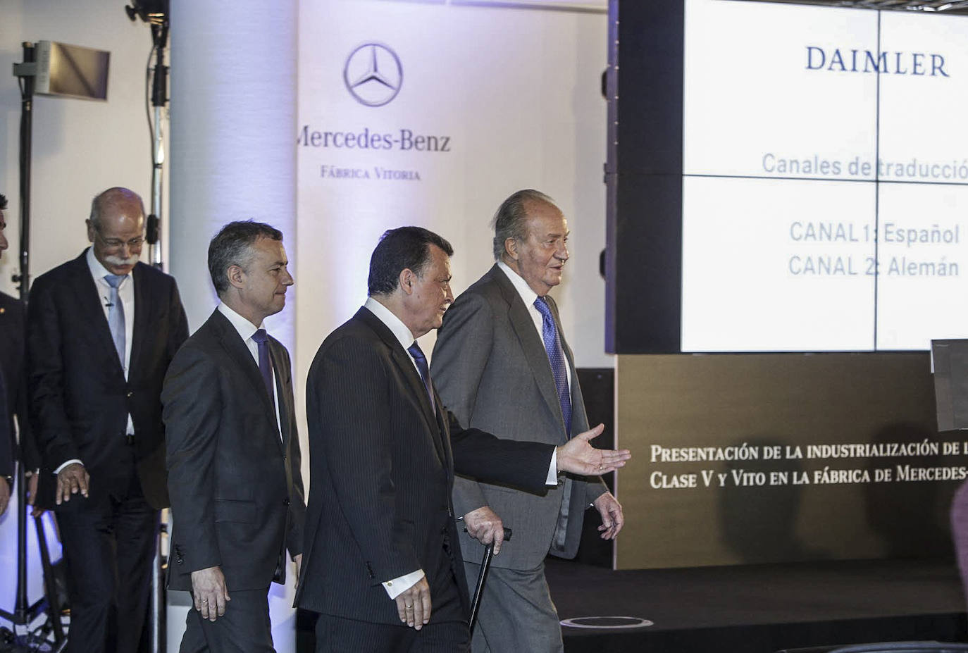 Titos guía al rey Juan Carlos I durante su visita a la fábrica de Mercedes Benz de Vitoria en 2014.