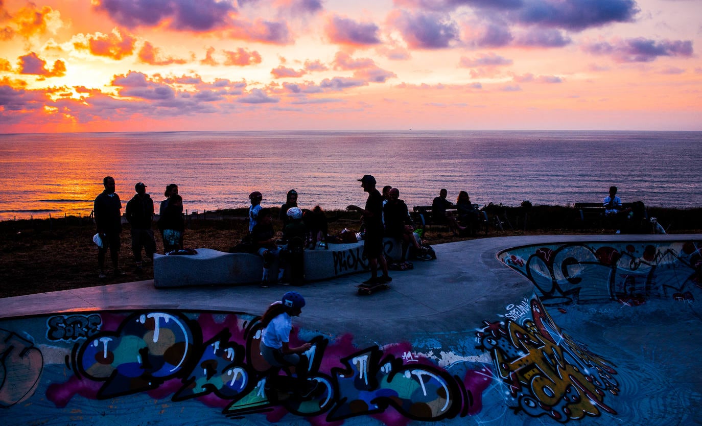 Varios jóvenes hacen skate junto a la playa de Sopela.