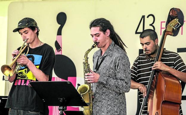 Nico con la trompeta y Eolo Andino con el saxo, en el concierto protagonizado ayer en el Jardín de Falerina. 