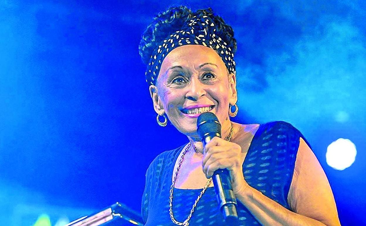 La veterana cantante Omara Portuondo, hace cinco años en el escenario de Mendizorroza.