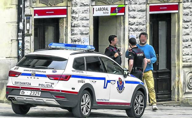 Ertzainas custodian la sucursal de Salvatierra el día del atraco.