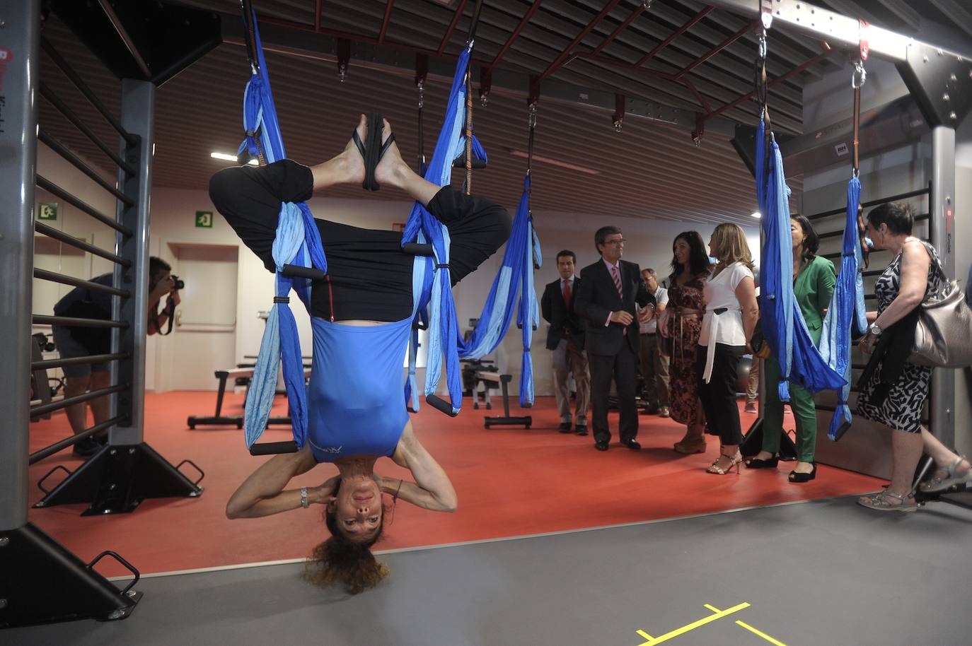 Una monitora realiza una demostración en el gimnasio.