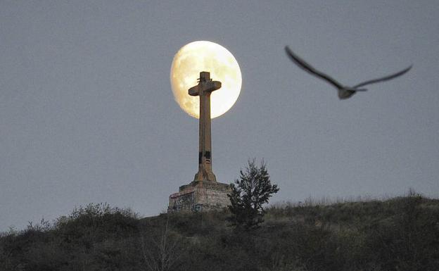 La Luna vista desde las faldas del monte Olárizu. 