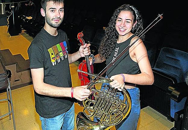 El violinista Beñat Olano y la trompista Janire de Paz, en el descanso.