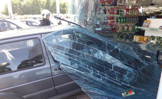 El vehículo se ha empotrado en el local de la gasolinera. 